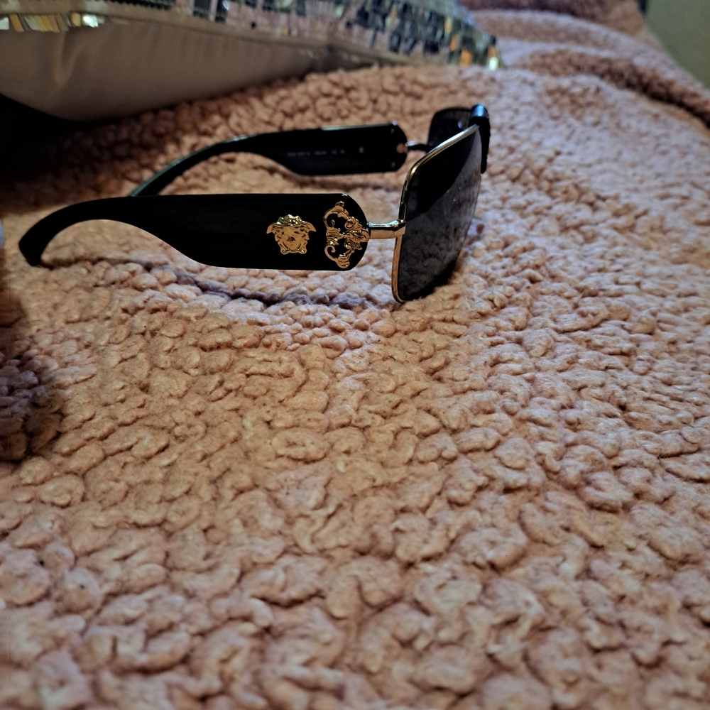 Versace - Picture 3 of 4